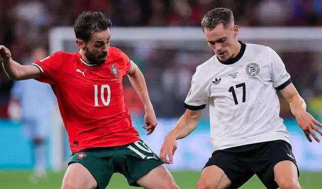 两队球员在场上交锋,争夺胜利 两队球员在场上交锋,争夺胜利