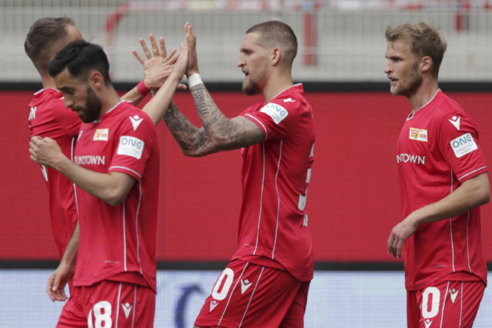 沙尔克遭遇连败,主教练急需调整战术 沙尔克遭遇连败,主教练急需调整战术