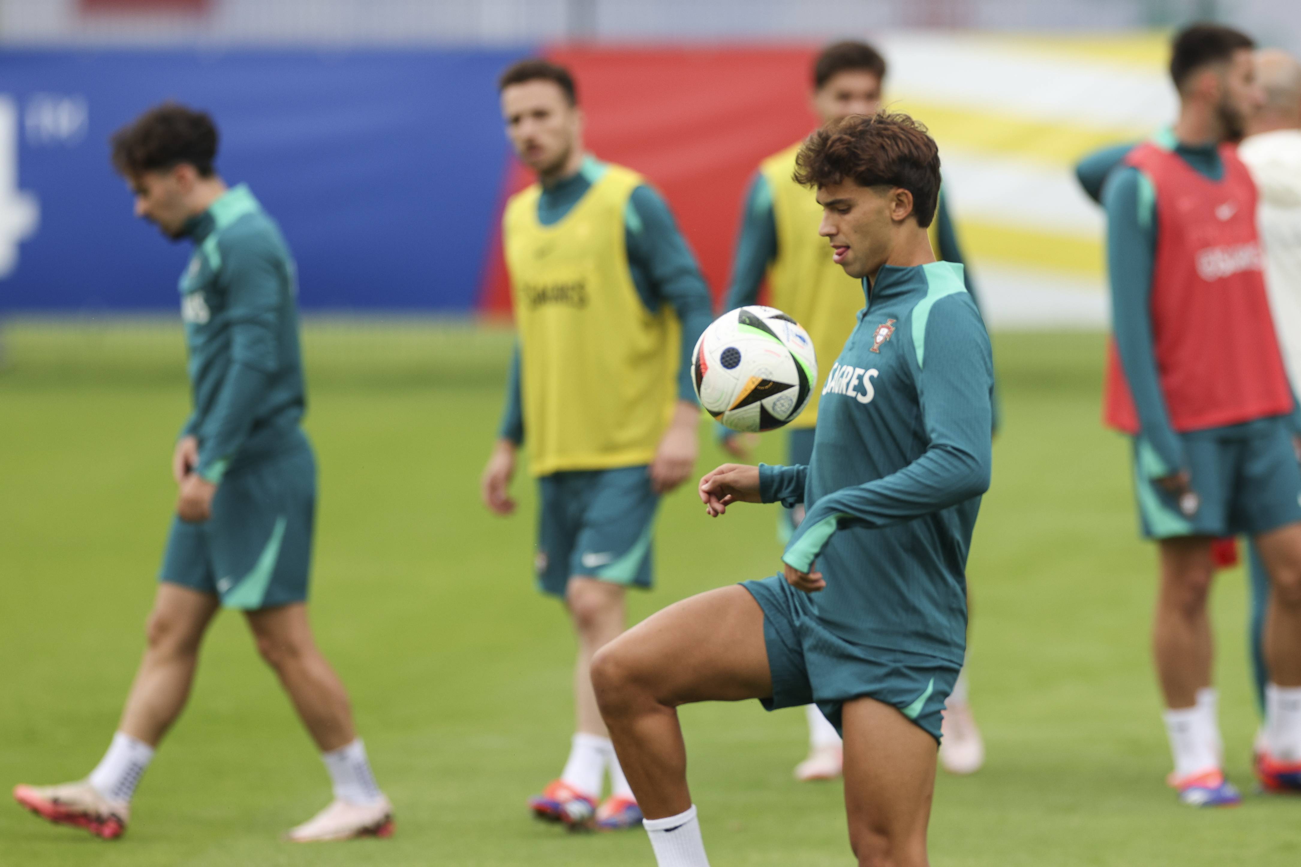 包含葡萄牙足球联赛中,波尔图队以强势姿态领跑的词条 包含葡萄牙足球联赛中,波尔图队以强势姿态领跑的词条