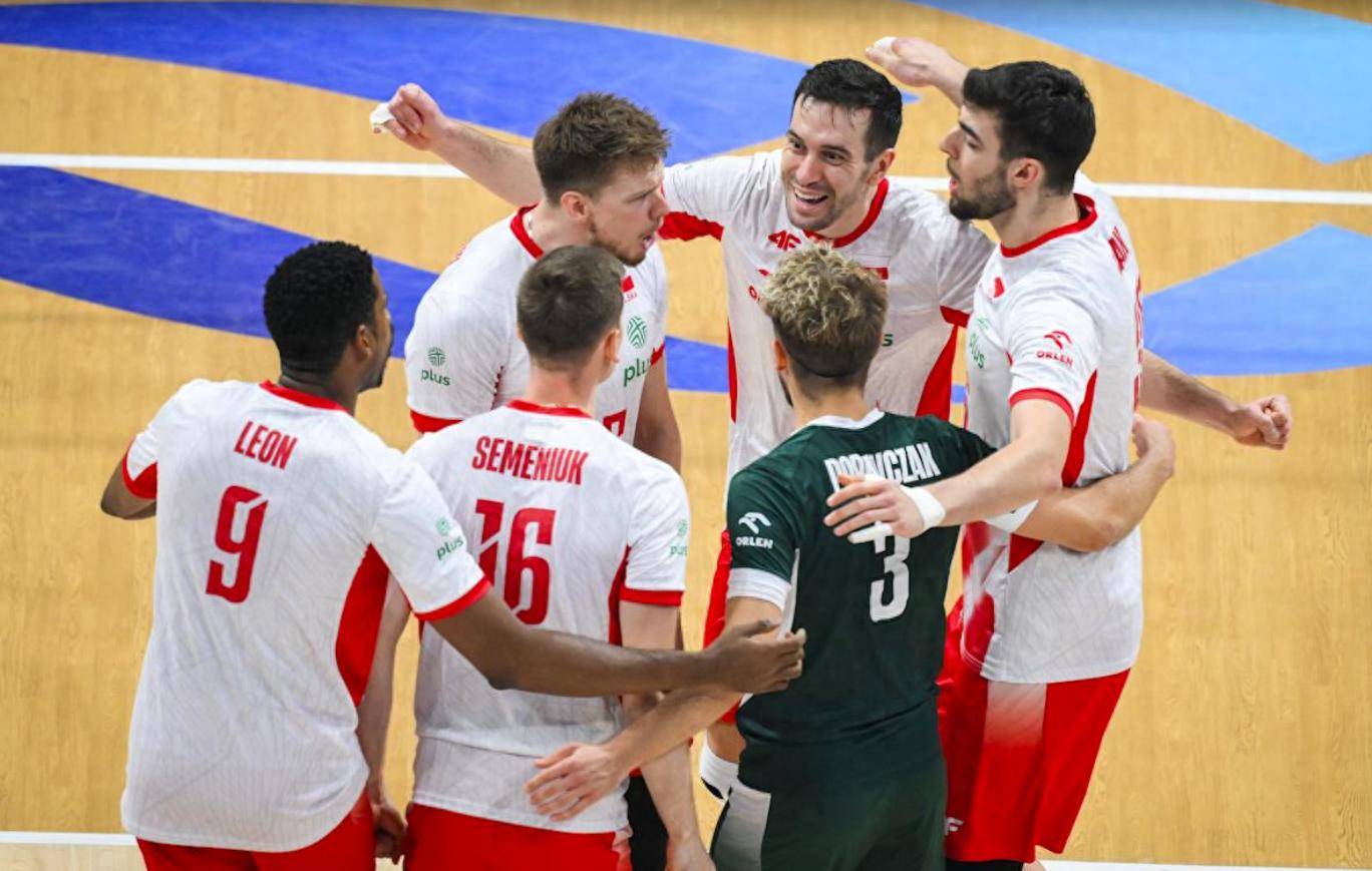 锐不可挡,球队击败对手,登上领奖台 锐不可挡,球队击败对手,登上领奖台