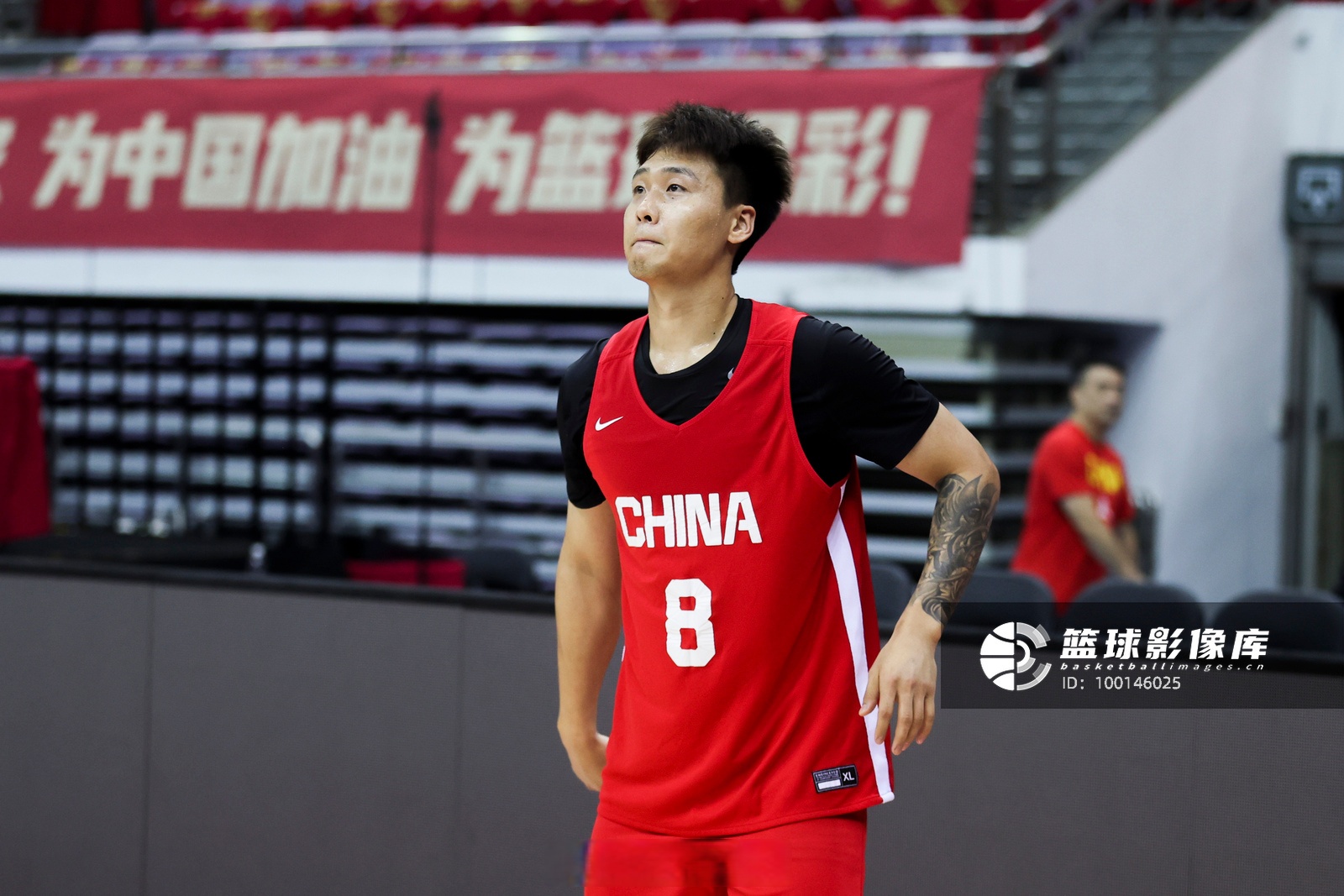 包含中国男篮险胜湖人B队，拉文一己之力扛起全队的词条