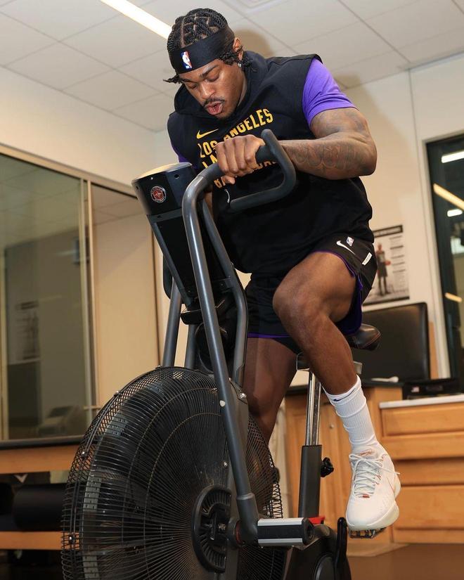 关于英格兰集训营爆出伤病潮，对抗丹麦队存疑的信息