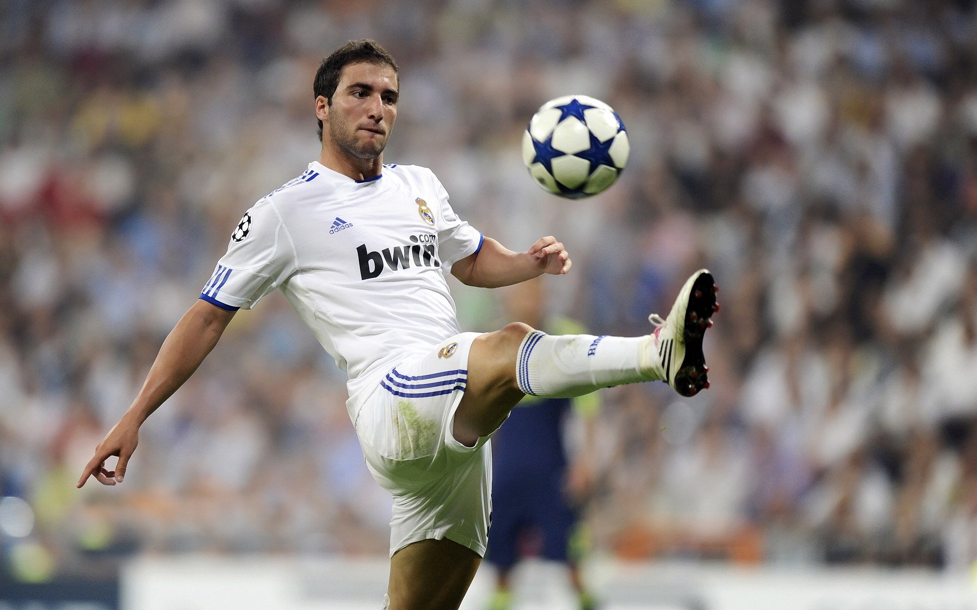 绿茵场上的奇迹，玻利维亚对阵里昂，哈弗茨刷新纪录的跨时空对话