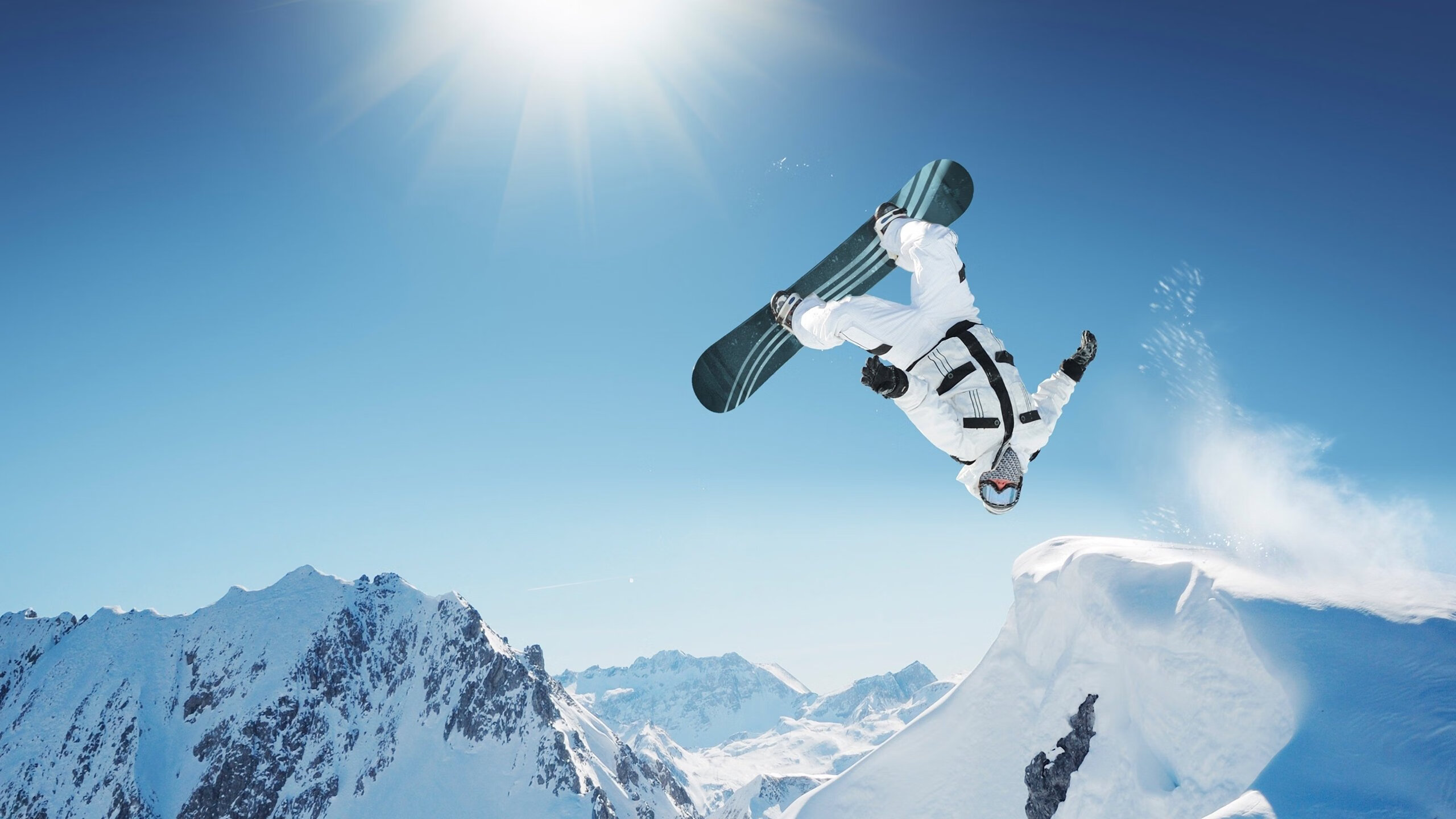 极速之夜，切特·霍姆格伦跨界闪耀F1揭幕战，篮球新星如何成为围场焦点？