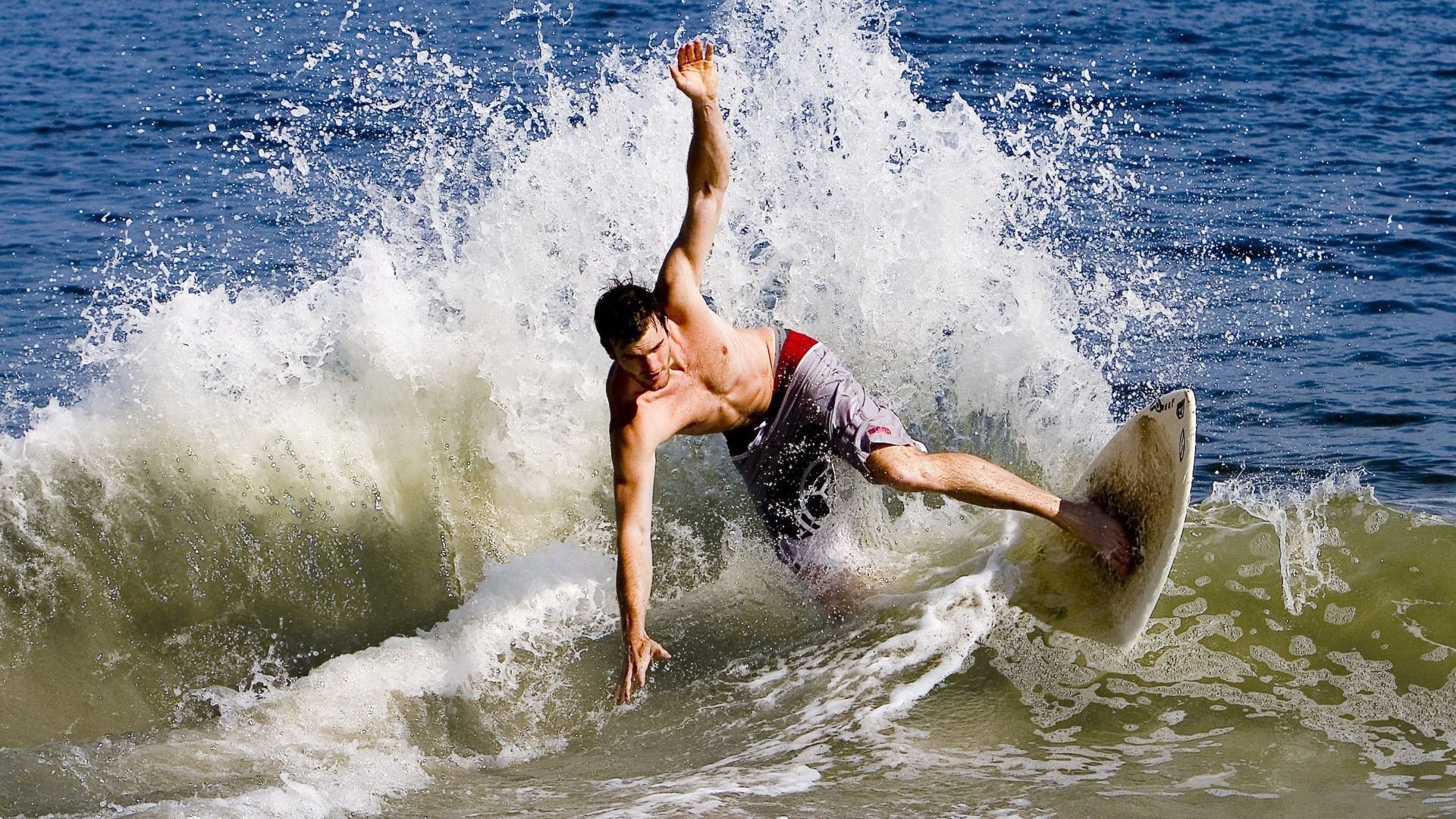 赛道与球场，F1年度争冠焦点战与骑士强压太阳的双重奏