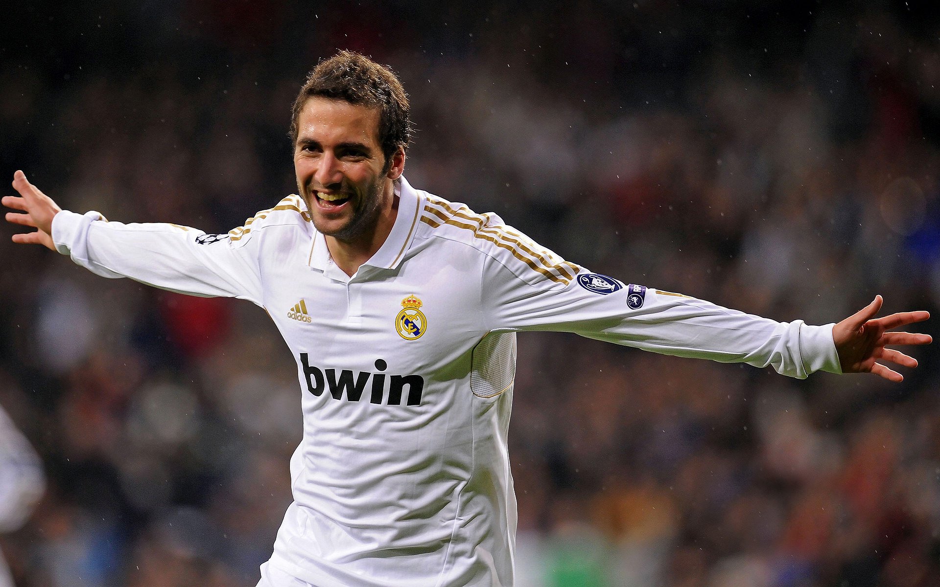 维尼修斯欧冠封神夜，拜仁强势晋级之路映衬尼日利亚足球新曙光