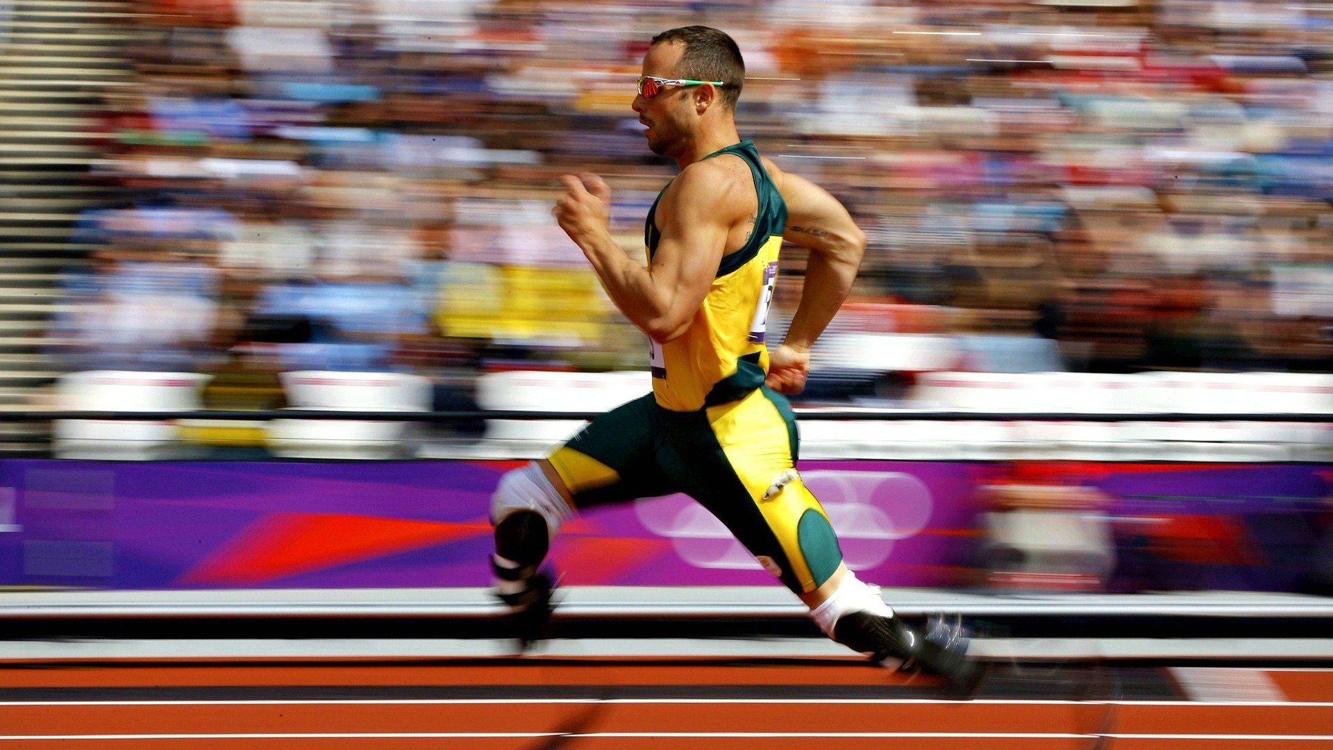 赛道上的王者,球场上的传奇,詹姆斯跨界接管F1揭幕战,雄鹿终结活塞连败神话